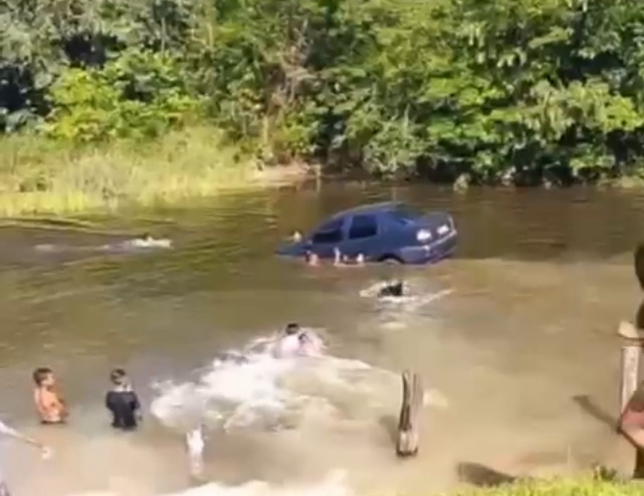 Imagem - Ladeira abaixo: carro cai em igarapé em balneário no Pará; assista