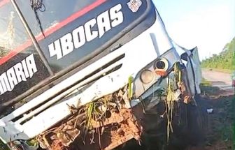 Ônibus que fazia transporte de moradores do Acará é atingido por carreta na BR-163; assista