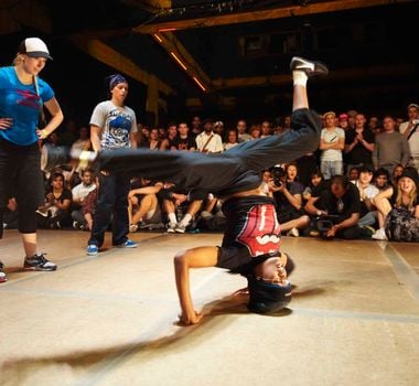 Imagem - Grupo de amigos revive os anos 2000 em festa com batalhas de dança; assista