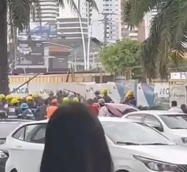 Imagem - Suspeito de assalto é espancado por trabalhadores da construção civil em Belém