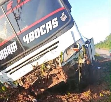 Imagem - Ônibus que fazia transporte de moradores do Acará é atingido por carreta na BR-163; assista