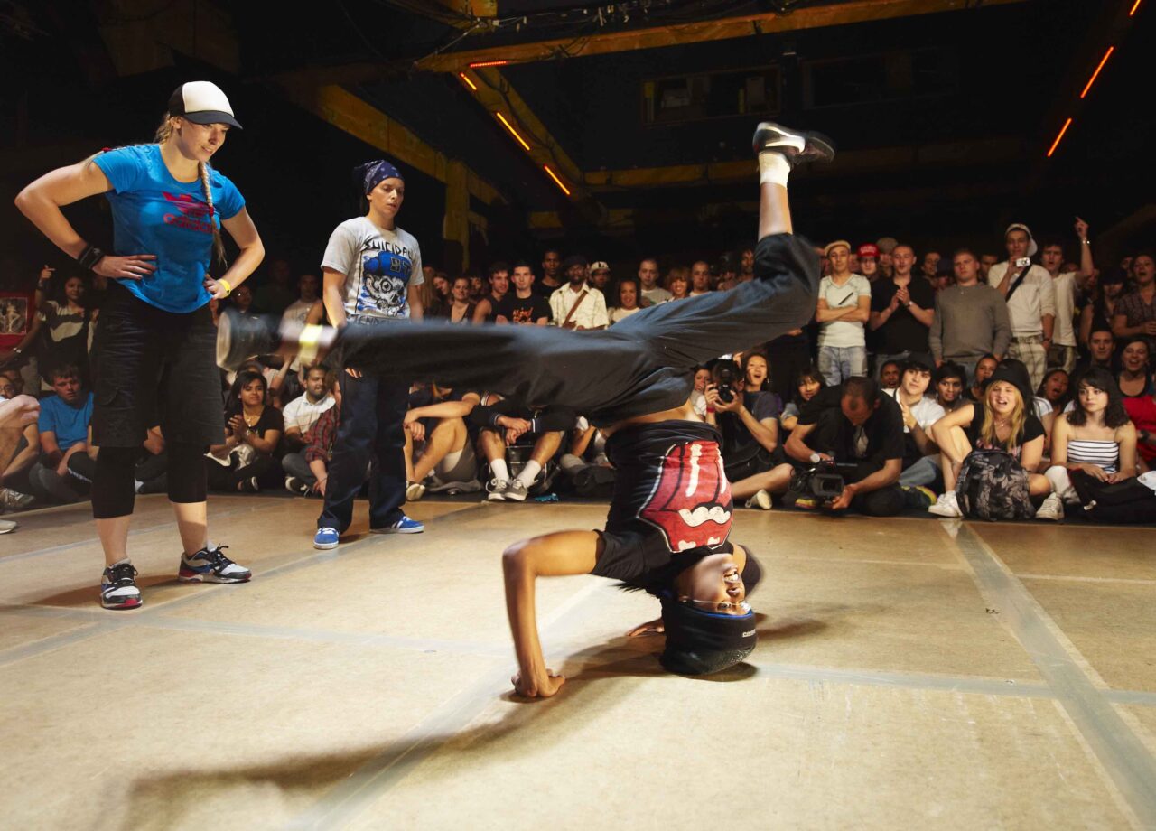 Imagem - Grupo de amigos revive os anos 2000 em festa com batalhas de dança; assista