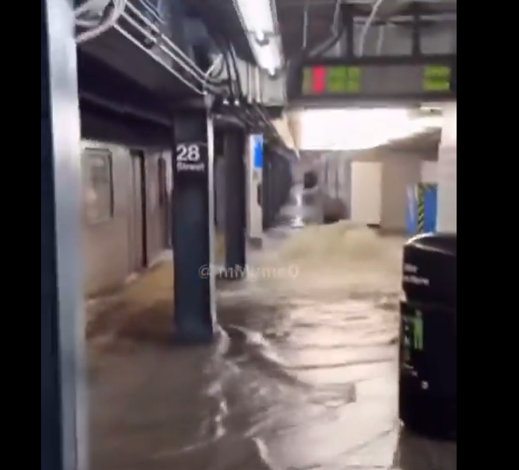 Imagem - Vídeo: chuva alaga ruas e água invade estação de metrô em Nova York