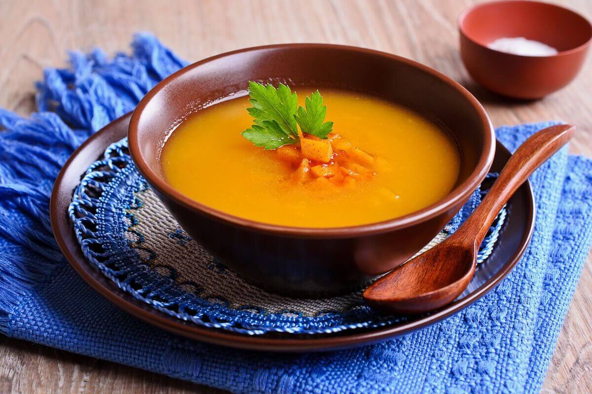 Caldo de cenoura (Imagem: Veronika Idiyat | Shutterstock)
