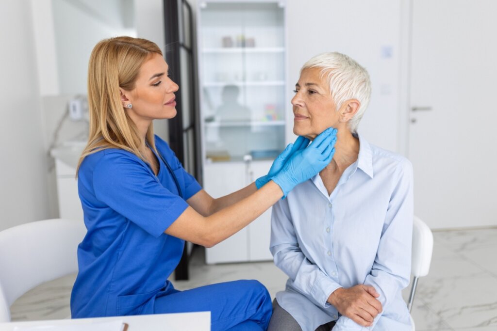 Nódulos no pescoço, dificuldade para engolir e dor de ouvido podem indicar câncer de faringe e necessidade de orientação médica (Imagem: Photoroyalty | Shutterstock)