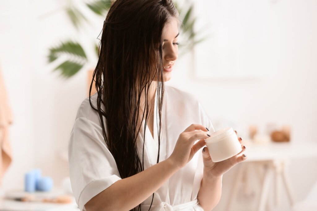 Para prolongar o efeito do liso laminado, é essencial manter uma rotina de nutrição e proteção dos fios (Imagem: Aquarius Studio | Shutterstock)