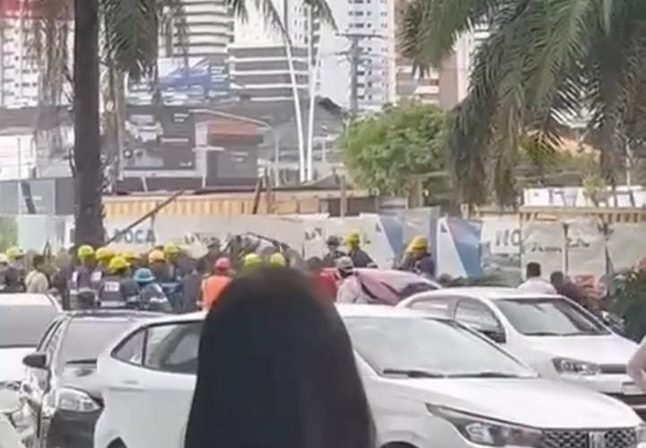 Imagem - Suspeito de assalto é espancado por trabalhadores da construção civil em Belém