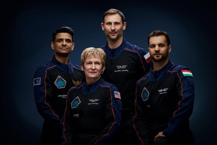 Quatro astronautas que passaram 18 dias na Estação Espacial Internacional (ISS) estão a caminho de casa
