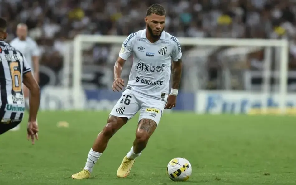 Imagem - Remo deve se reforçar com lateral de clube da Série A, afirma jornalista