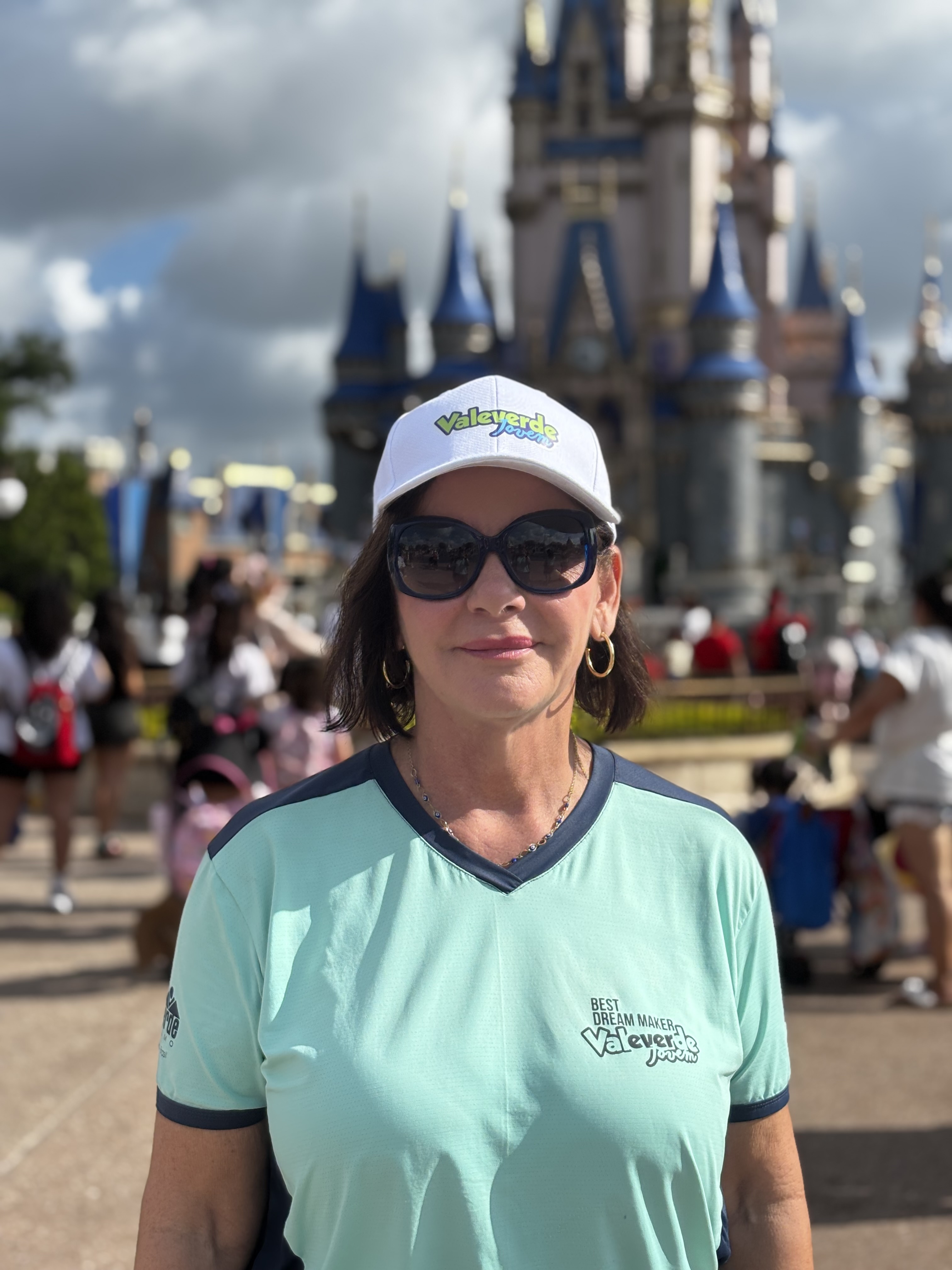Tiana Menezes acompanha pessoalmente os jovens passageiros de férias na Disney 