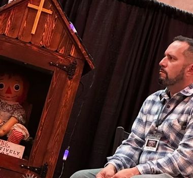 Imagem - Investigador paranormal é encontrado morto acompanhado da boneca Anabelle