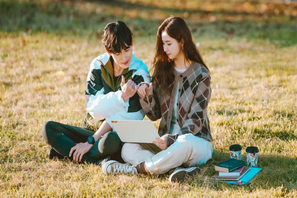 &#8220;Na direção do amor&#8221; acompanha a vida de quatro personagens que têm as vidas entrelaçadas inesperadamente (Imagem: Reprodução digital | Netflix)
