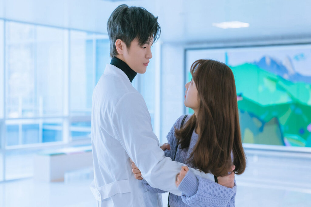 Em &#8220;Desgraça ao seu dispor&#8221;, Dong-kyung enfrenta uma doença terminal e um acordo com uma entidade sobrenatural (Imagem: Reprodução digital | Netflix)