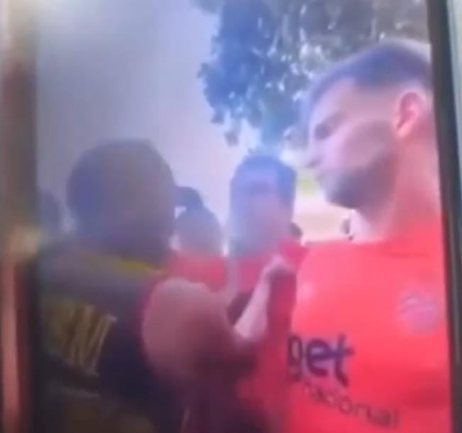 Torcedor pegando atleta do Sport pelo pescoço durante protesto -