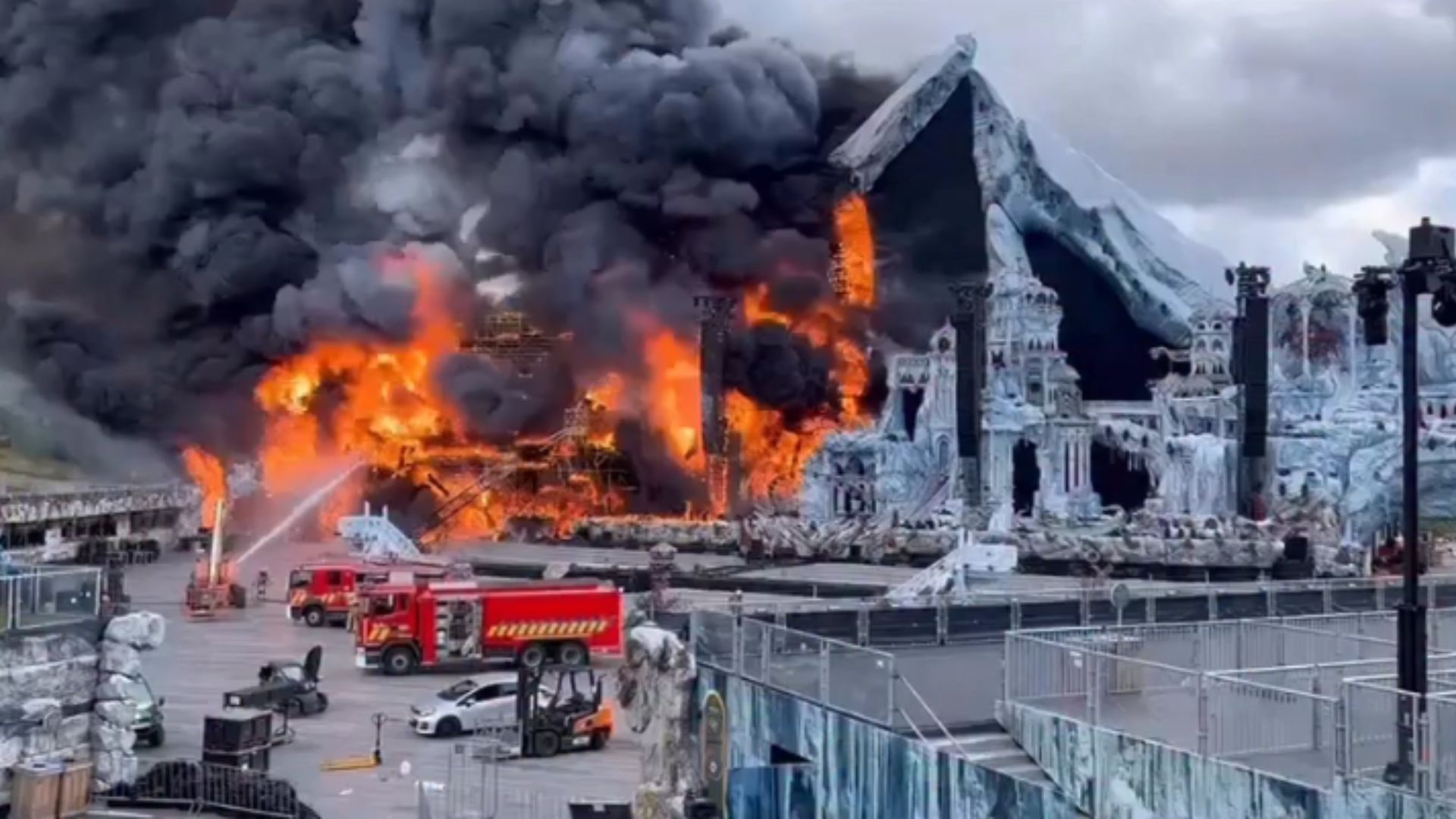 Um vídeo gravado do momento foi divulgado nas redes socais e mostra a proporção do incêndio.
