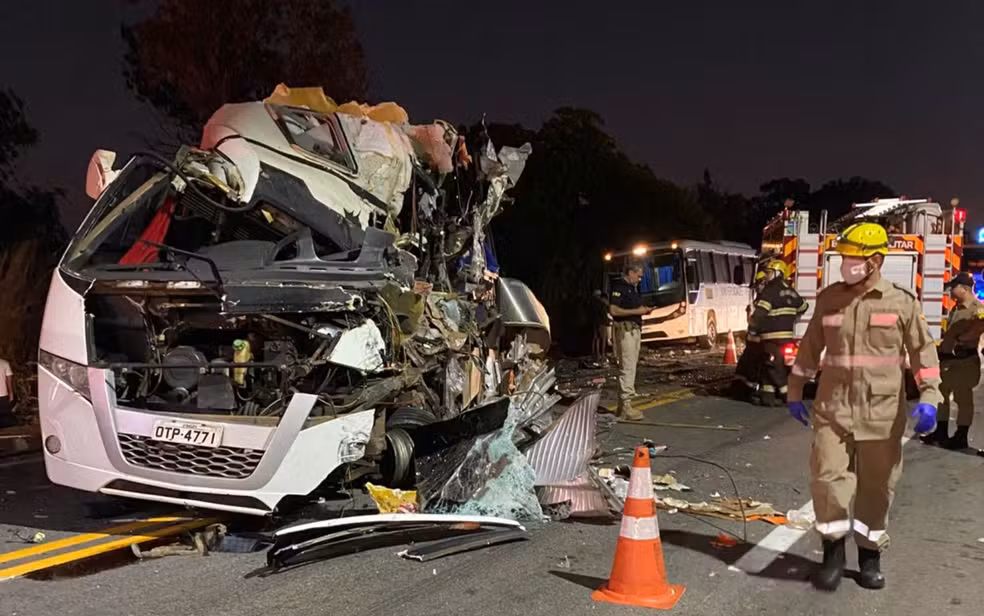 Veiculo que levava 25 estudantes ficou destruído com o impacto. 