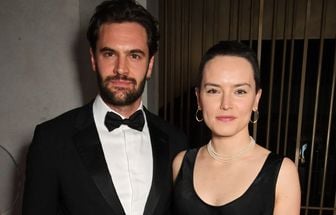 Tom Bateman será Adam Carlsen em adaptação de "A Hipótese do Amor"; confira