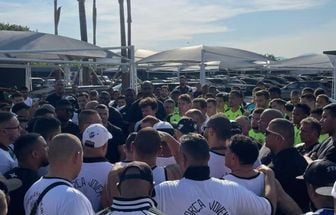 Vídeo: torcida do Vasco ocupa o CT para cobrar jogadores