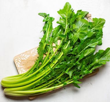 Imagem - 5 benefícios da chicória para a saúde e como inserir a verdura na dieta 