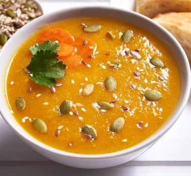 Imagem - 7 receitas de caldos e cremes leves para os dias frios