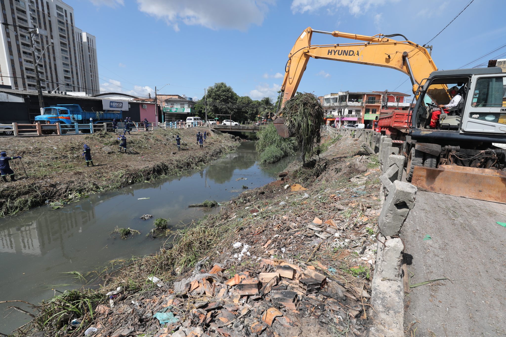 Imagem - Canal Água Cristal recebe limpeza e drenagem no bairro da Marambaia