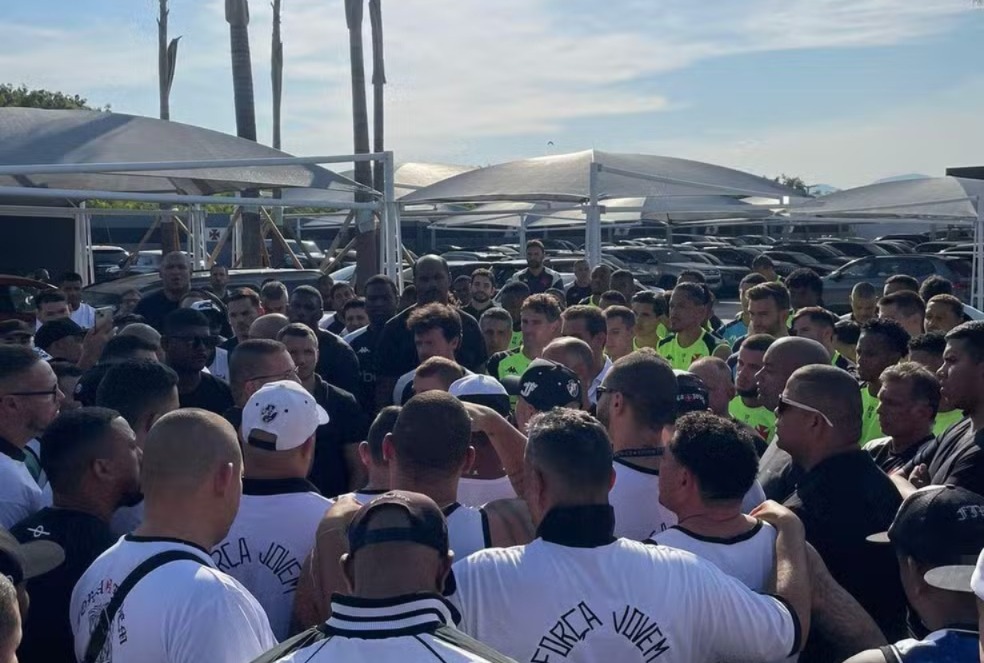 Imagem - Vídeo: torcida do Vasco ocupa o CT para cobrar jogadores