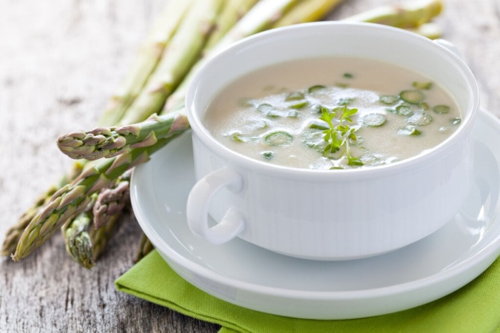 Caldo de aspargo cremoso (Imagem: CGissemann | Shutterstock)