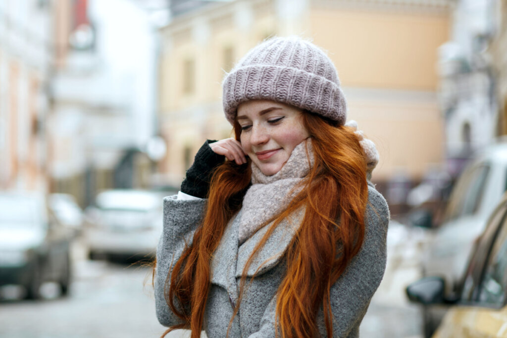 Os acessórios de inverno, como gorros de lã e cachecóis volumosos, ajudam a proteger do frio e ainda trazem charme e textura para as composições (Imagem: Viktoriya Pavliuk | ShutterStock)