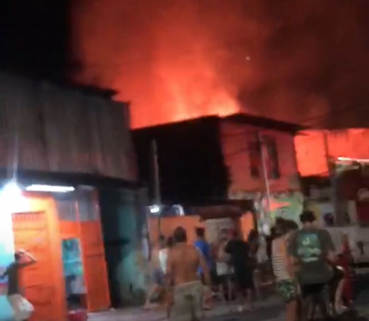 Imagem - Incêndio no Guamá: pelo menos seis famílias tem casas destruídas pelo fogo; assista