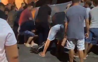 Vídeo: motociclista fica preso embaixo de caminhonete após acidente