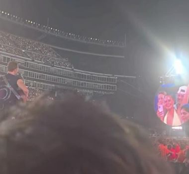 Imagem - Chris Martin interrompe novo clima romântico em show e indaga: 'vocês são um casal de verdade?'