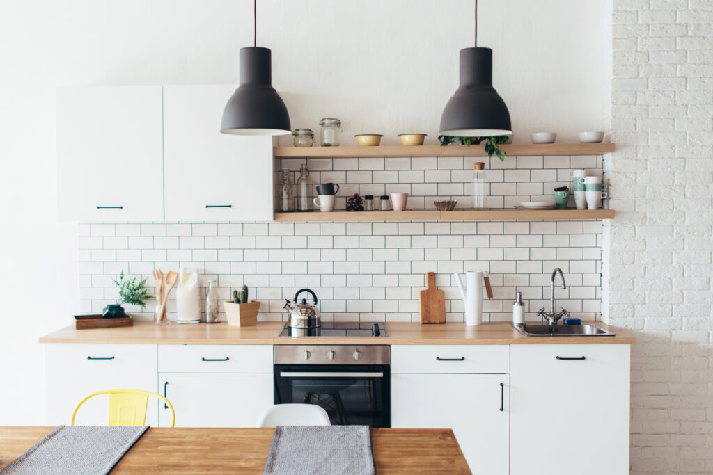 Cozinha com móveis planejados pode ser a solução para apartamentos pequenos (Foto: Tatyana Sidyukova | Shutterstock)