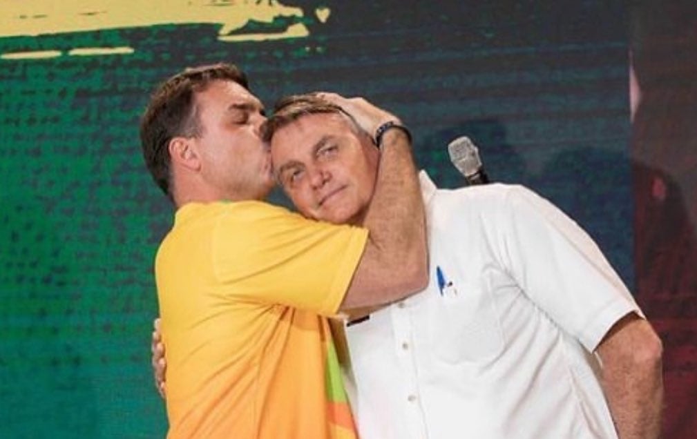 Imagem - Após operação da PF contra Bolsonaro, Flávio posta mensagem ao pai: ‘fica firme’