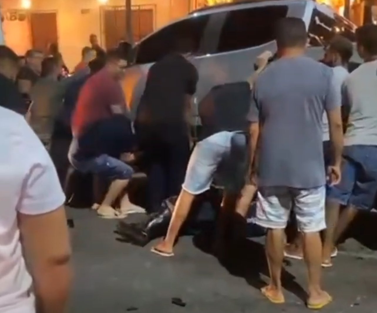 Imagem - Vídeo: motociclista fica preso embaixo de caminhonete após acidente