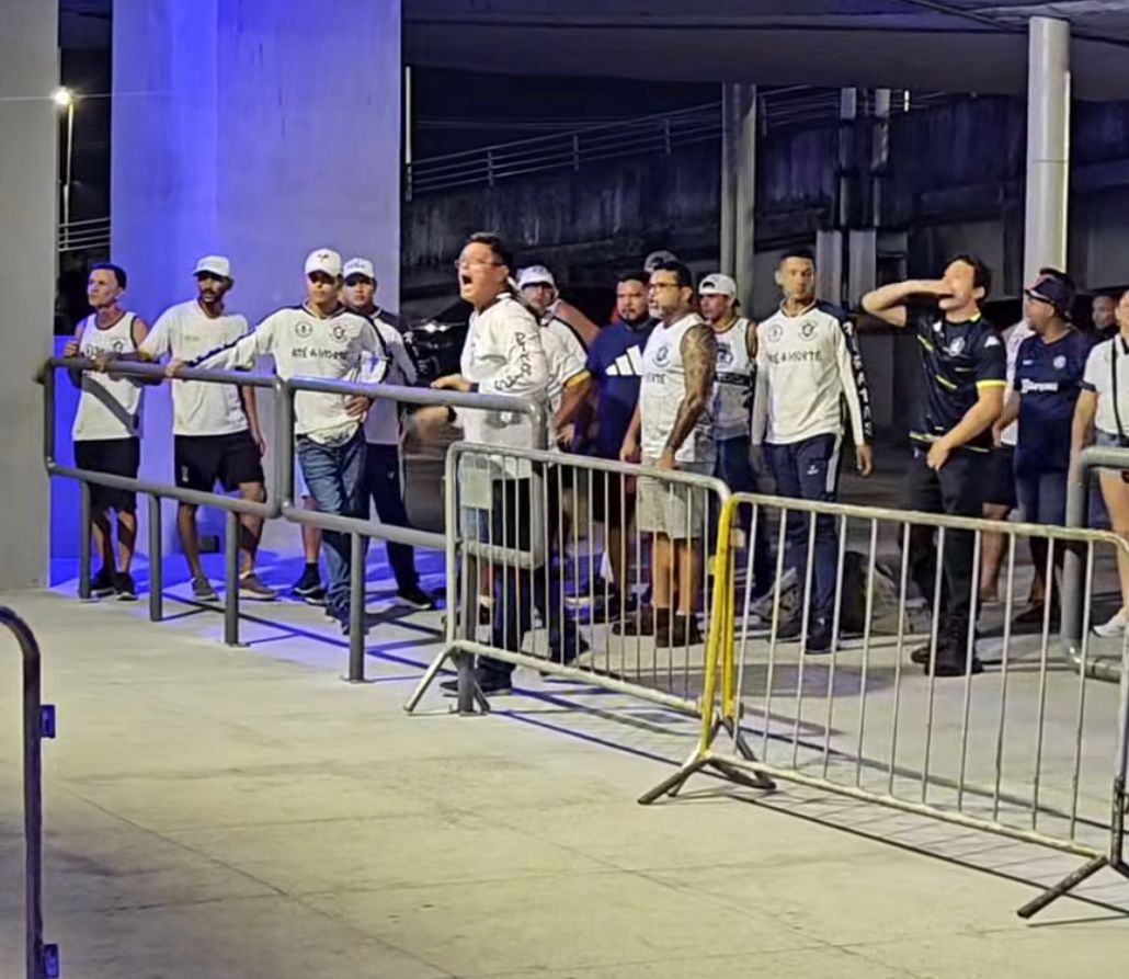 Imagem - Torcedores protestam contra técnico António Oliveira após empate do Remo: 'Portugês burro'