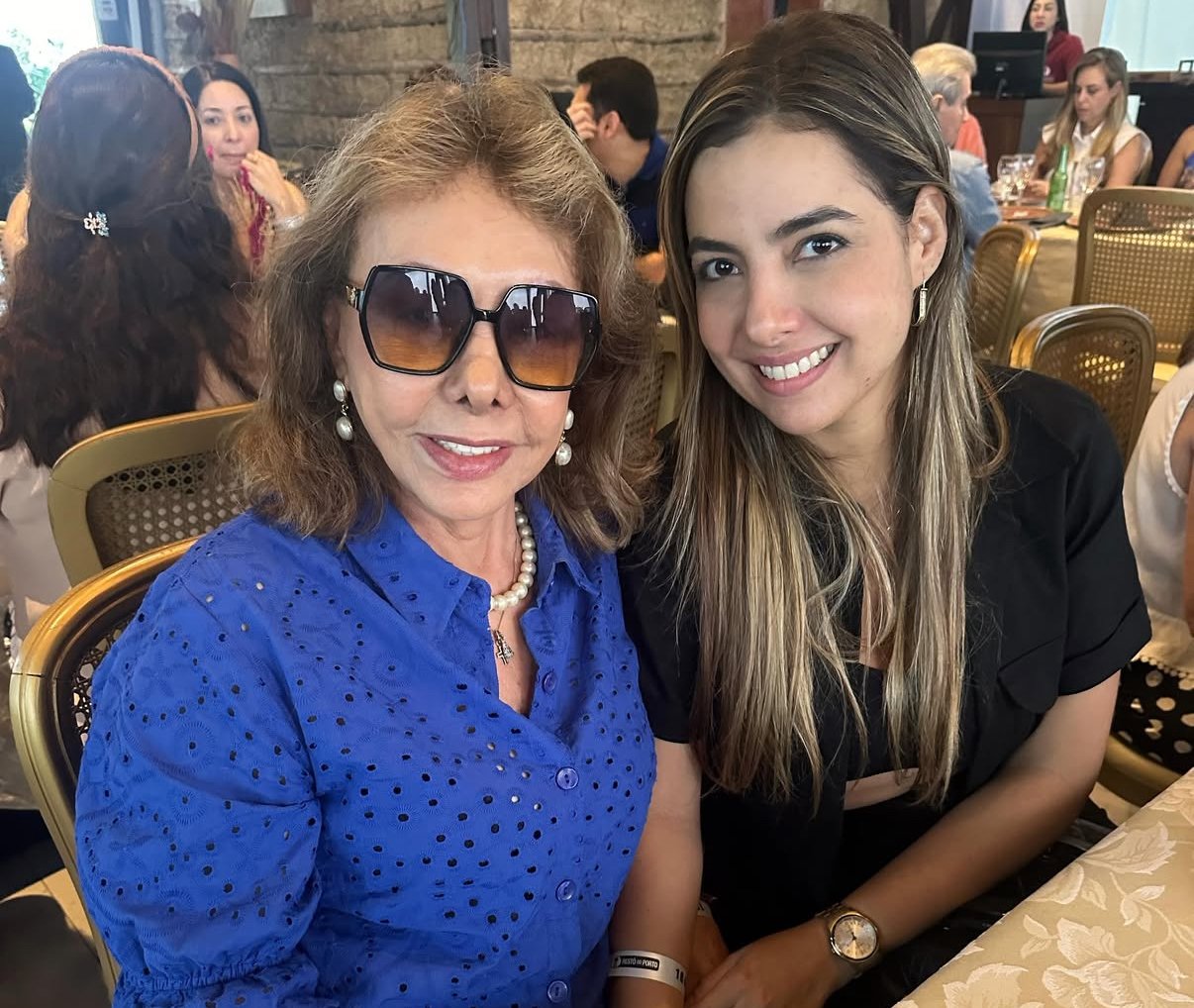 A amiga Suzy Biloia, ao lado da filha, Renata, trocou de idade, nesse sábado. 