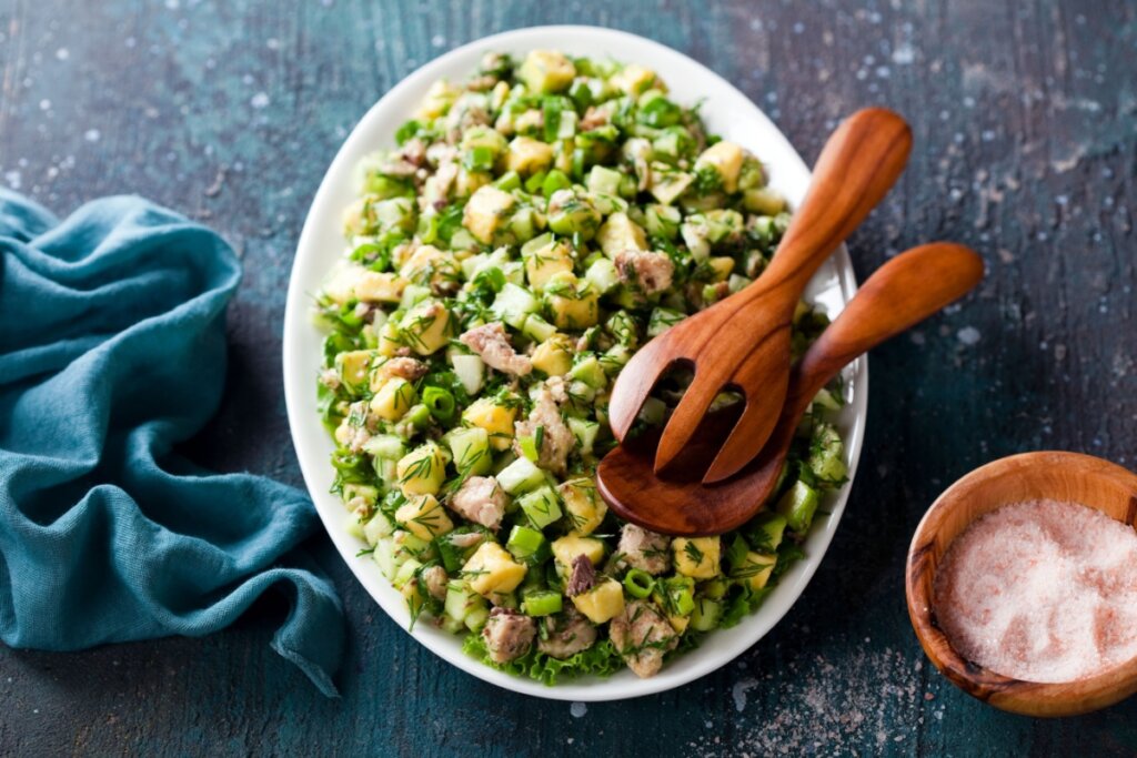 Salada de sardinha com abacate e pepino (Imagem: Y. A. Photo | Shutterstock) 