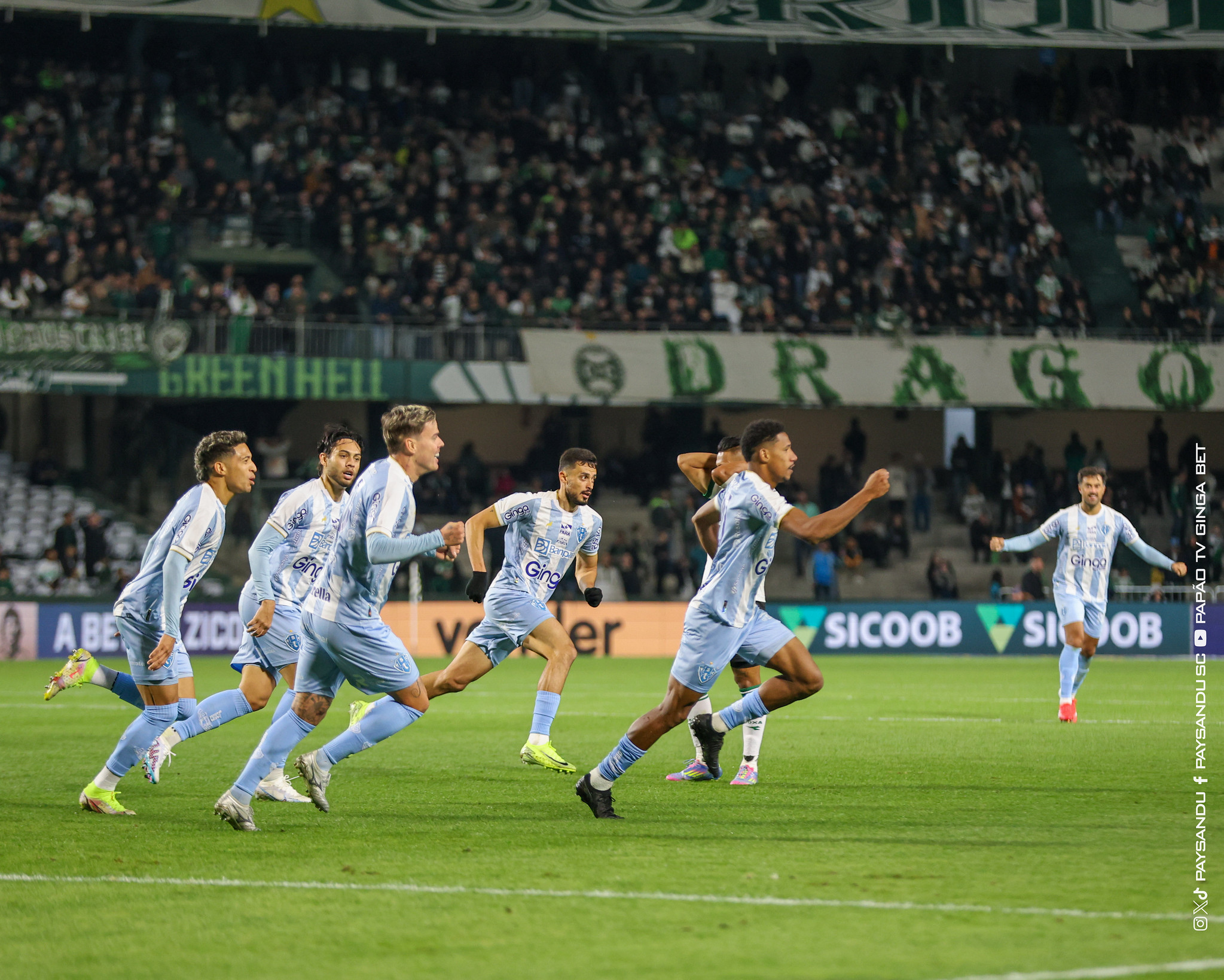 Jogadores do Paysandu comemoram um dos gols da noite.