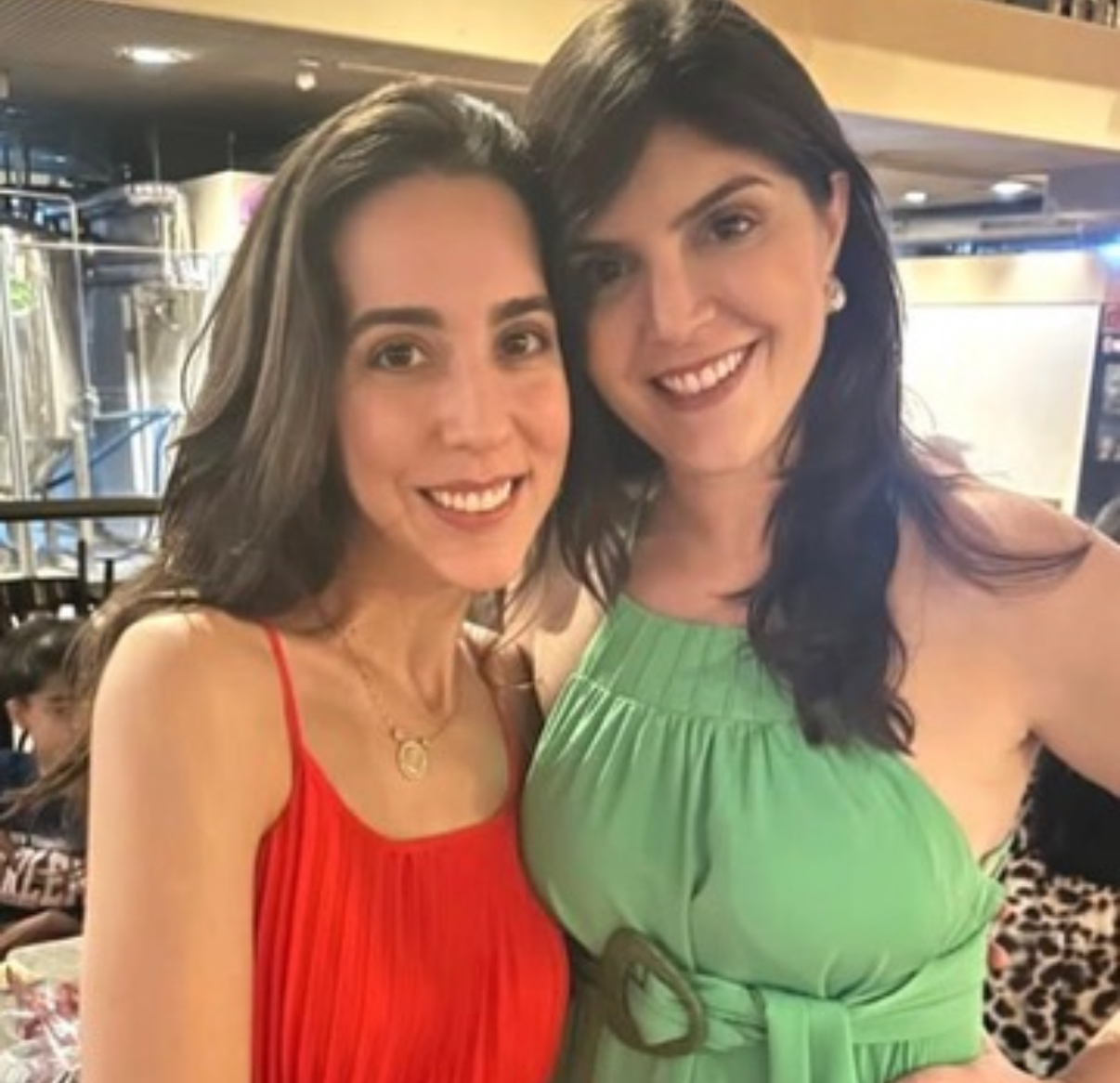 Raiana Guimarães, esposa do empresário Caio Guimarães, aniversariou  na última semana e festejou a data na cervejaria da Estação. Na foto, Raiana Guimarães com a prima, Paula Maiorana. 
