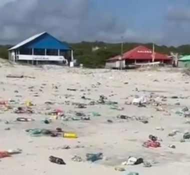Imagem - Vídeo: Praia do Atalaia amanhece coberta de lixo em Salinas