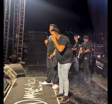 Imagem - Cantor de forró é atingido durante show e interrompe apresentação