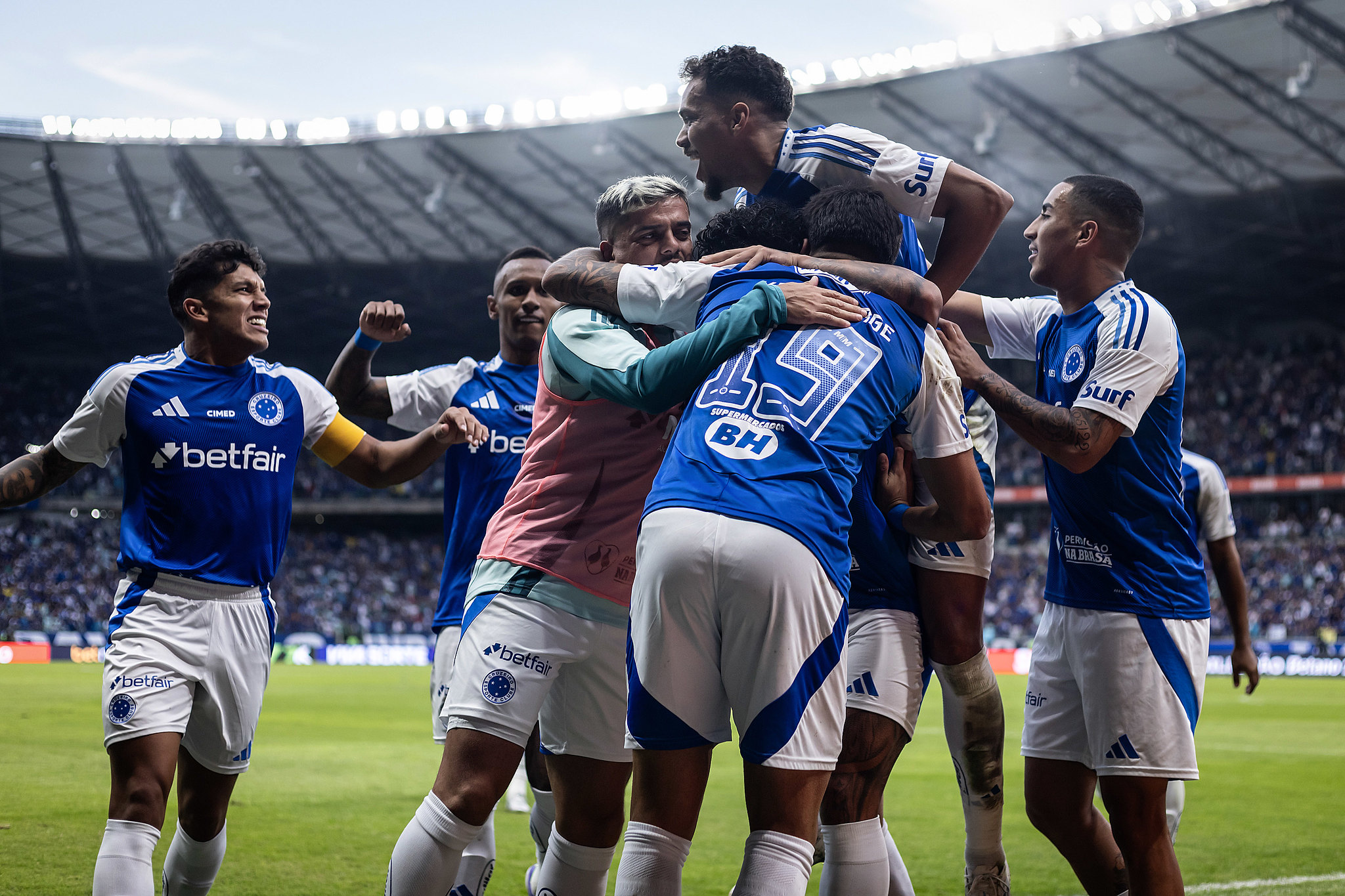 Cruzeiro garantiu a liderança por mais uma rodada com goleada