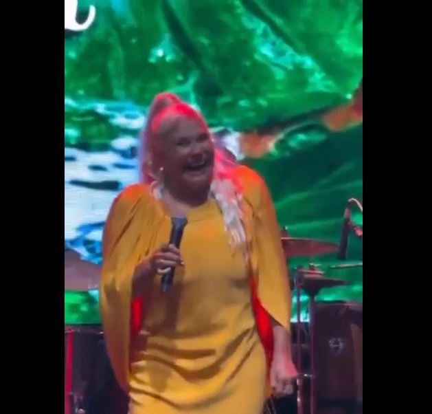 Imagem - Em show em Belém, Fafá faz provocação a Bolsonaro durante música: 'olha a tornozeleira aí'