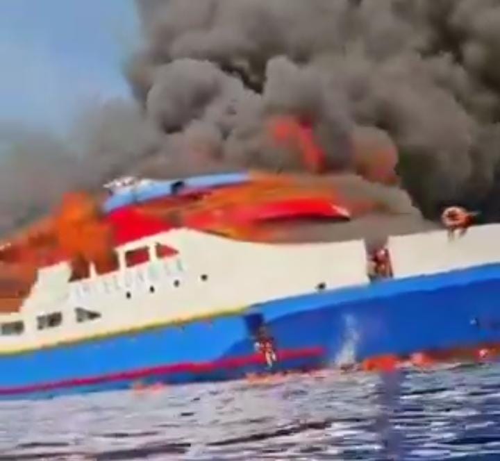 Imagem - Incêndio em navio com escudo do Barcelona força evacuação de centenas na Indonésia