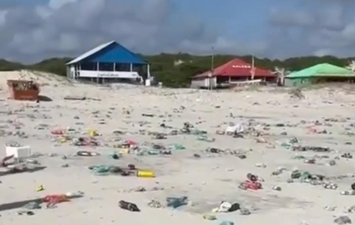 Imagem - Vídeo: Praia do Atalaia amanhece coberta de lixo em Salinas