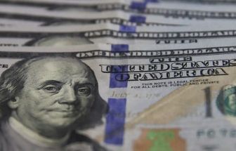 Dólar inicia a semana em queda e fecha a R$ 5,56