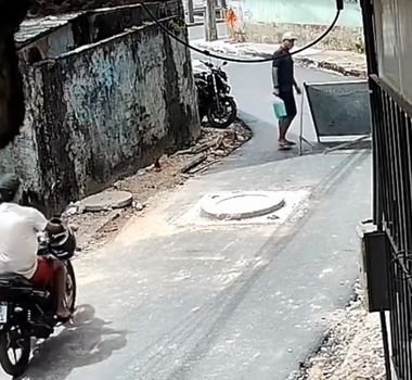 Imagem - Câmera de segurança registra fuga de assaltantes após golpe da 'casinha' em motorista de aplicativo