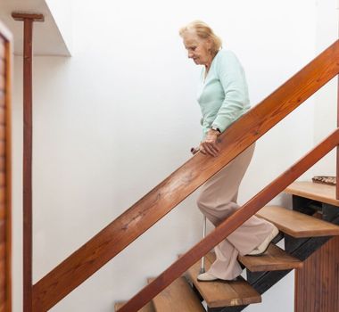 Imagem - 10 dicas para prevenir quedas de idosos em casa