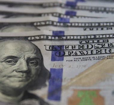 Imagem - Dólar inicia a semana em queda e fecha a R$ 5,56
