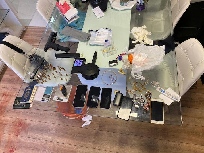 Imagem - Casal é encontrado morto em apartamento após vizinhos verem sangue escorrendo pela parede